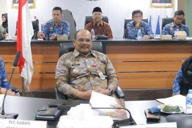 Pj Gubernur Kepulauan Bangka Belitung Safrizal A. Z. (tengah).  