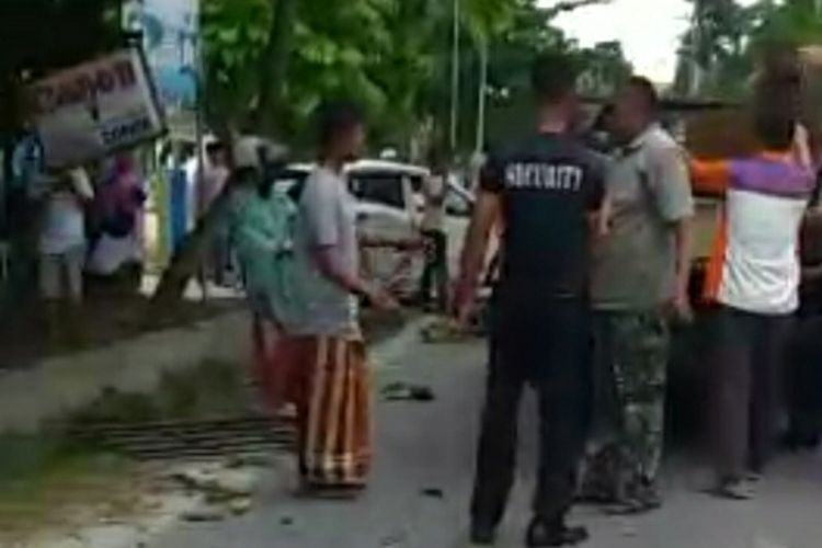 Sejumlah warga mengevakuasi jasad ibu dan anak tewas serta korban luka lainnya usai ditabrak mobil Honda Mobilio yang dikemudikan seorang PNS bernama Heri Susanto (60), di Jalan Tuanku Tambusai, Kota Bangkinang, Kabupaten Kampar, Riau, Jumat (2/4/2021).