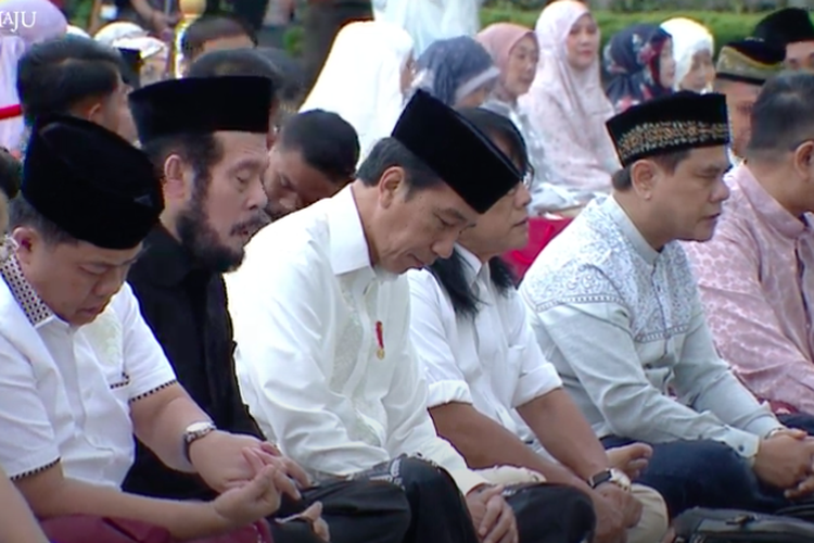 Presiden Joko Widodo (Jokowi) melakukan Shalat Idul Adha di Halaman Istana Kepresidenan Yogyakarta, Kamis (29/6/2023). Terlihat di sampingnya ada Ketua Mahkamah Konstitusi (MK) Anwar Usman