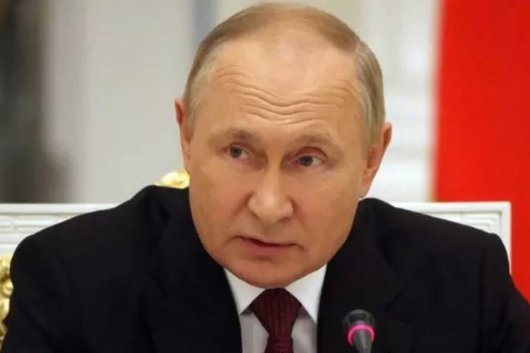 Vladimir Putin pada Kamis (22/9/2022) mengumumkan mobilisasi tentara cadangan ketika Ukraina berhasil merebut kembali kota-kota di Ukraina timur. Putin diagendakan hadir dalam upacara pencaplokan 4 wilayah Ukraina pada Jumat (30/9/2022).