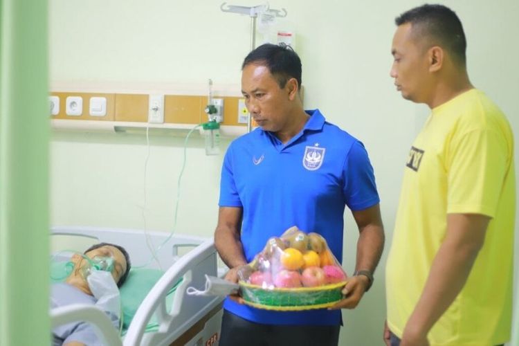 Eks pelatih legendaris PSIS Semarang Edy Paryono terbaring lemas di rumah sakit.