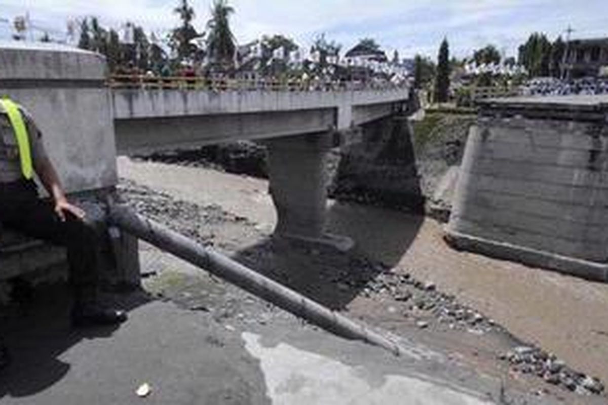 Jembatan yang runtuh akibat terjangan banjir lahar dingin di Sungai Pabelan, Muntilan, Jawa Tengah, Kamis (31/3/2011). Peristiwa yang terjadi 30 Maret 2011 itu mengakibatkan pengguna mobil, bus, maupun truk harus menempuh jalur alternatif di kawasan Borobudur dan mengalami kemacetan karena badan jalan jalur tersebut lebih sempit dibanding jalan utama.