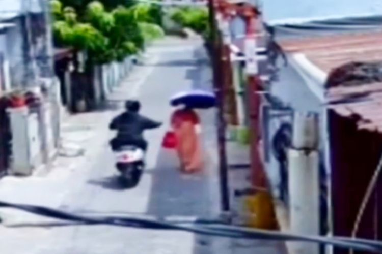 Potongan gambar pelaku jambret yang menyasar ibu-ibu di kawasan Jalan Toddopuli VI, Kecamatan Manggala, Kota Makassar, Sulsel, beberapa waktu lalu.