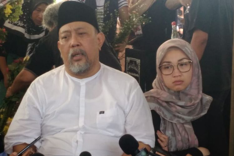 Indro Warkop didampingi putri keduanya Satya Paramita Hada Dwinita usai prosesi pemakaman Nita Octobijanthy di TPU Tanah Kusir, Jakarta Selatan, Rabu (10/10/2018).