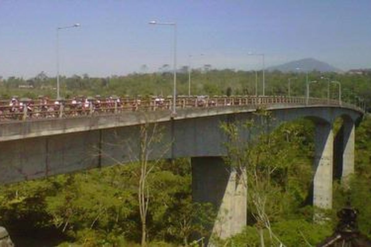 Peserta Kompas Bali Bike Lintasi Jembatan Bangkung, yang merupakan jembatan terpanjang di Bali, Minggu (16/9/2012).