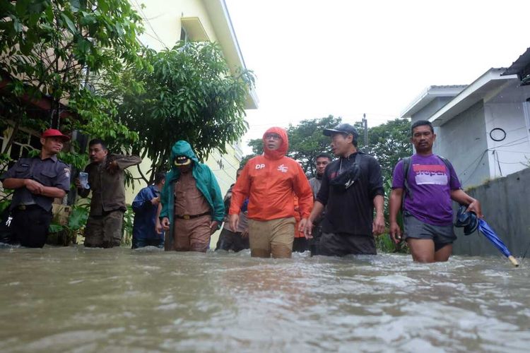 Wali Kota Makassar, Mohammad Ramdhan Pomanto turun langsung mengunjungi pengungsi untuk memastikan kondisi warganya baik-baik saja, Selasa (14/2/2023).