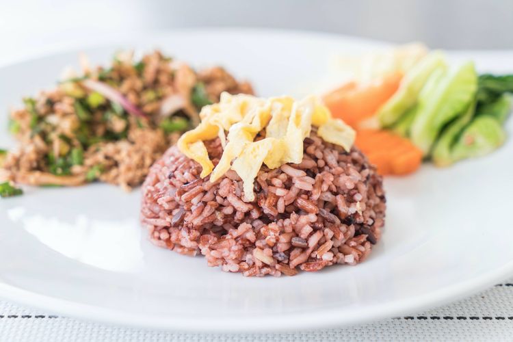 Nasi merah dengan lauk lengkap.