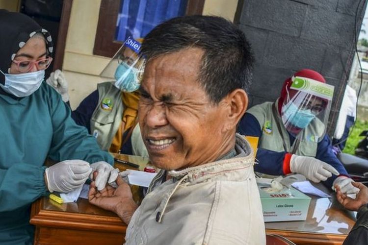 Sejumlah pedagang mengikuti uji rapid test di pasar hewan Manonjaya, Kabupaten Tasikmalaya, Jawa Barat, Rabu (15/07).