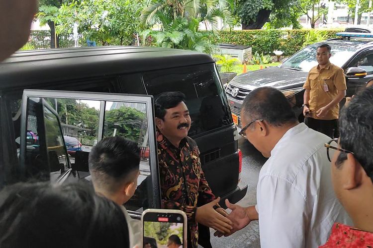 Menko Polhukam Hadi Tjahjanto saat tiba di Kantor Pusat Persekutuan Gereja-gereja di Indonesia (PGI) kawasan Salemba, Jakarta Pusat, Rabu (28/2/2/2024) pagi. Kunjungan Hadi ke PGI dalam rangka silaturahmi.