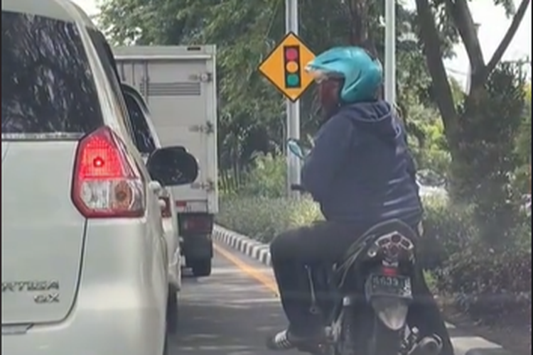 Tangkapan layar video viral pengendara motor ketuk kaca mobil, Surabaya