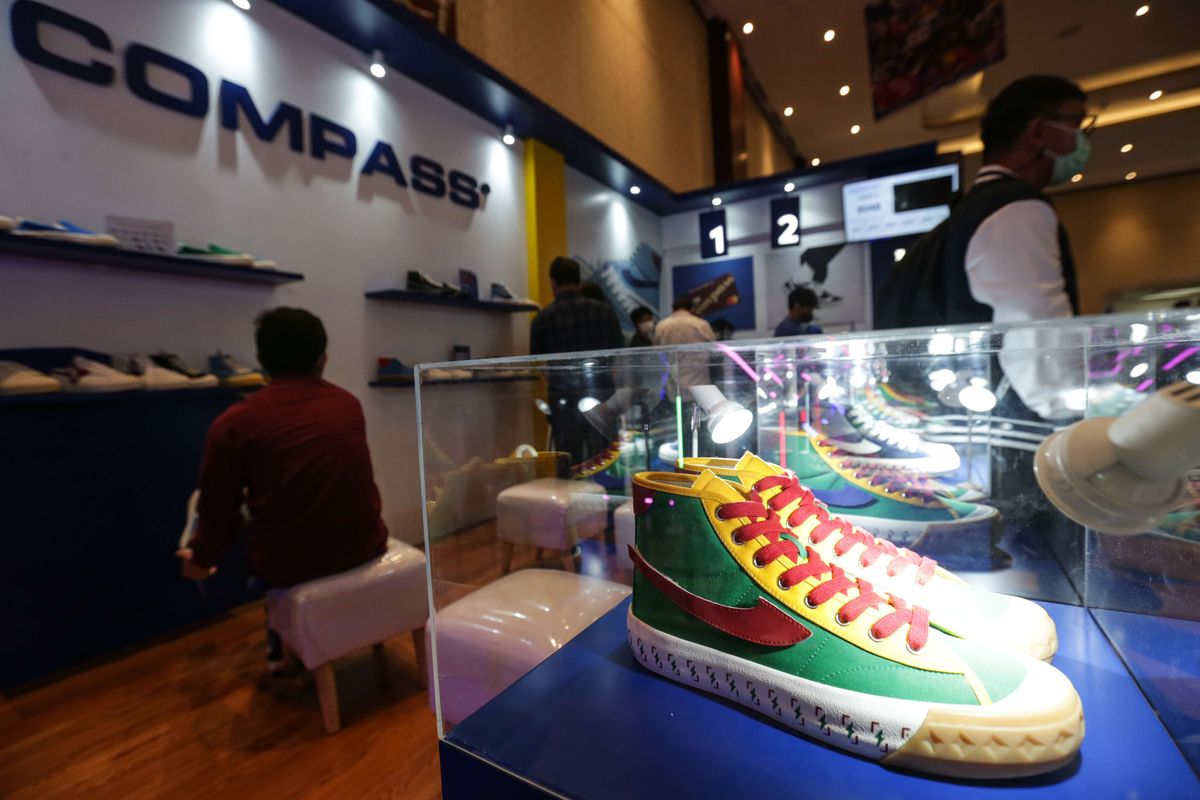 Suasana Jakarta Sneaker Day (JSD) 2022 di gerai sepatu Compass pada pembukaan hari pertama di Senayan City, Jakarta, Kamis (24/3/2022). JSD 2022 kembali hadir offline dan akan berlangsung hingga 27 Maret 2022.