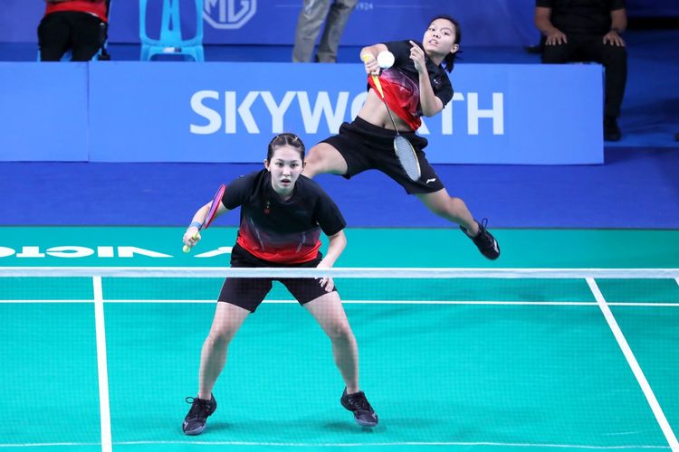 Aksi pasangan ganda putri Indonesia, Siti Fadia Silva Ramadhanti/Ribka Sugiarto (Siti/Ribka), pada babak semifinal SEA Games 2019 di Muntinlupa Sports Center, Manila, Filipina, Senin (2/12/2019).