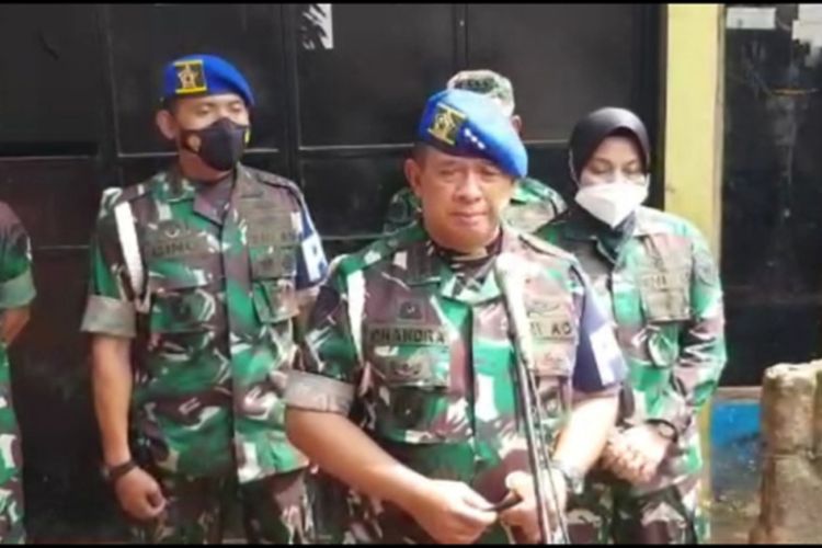 Kepala Puspom AD Letjen Chandra W Sukotjo saat memberikan keterangan pers tepat di depan rumah Handi Saputra di Kampung Cijolang Desa Cijolang Kecamatan Limbangan, Senin (27/12/2021) disela mendampingi KSAD Jenderal Dudung Abdurochman mengunjungi rumah kedua korban.