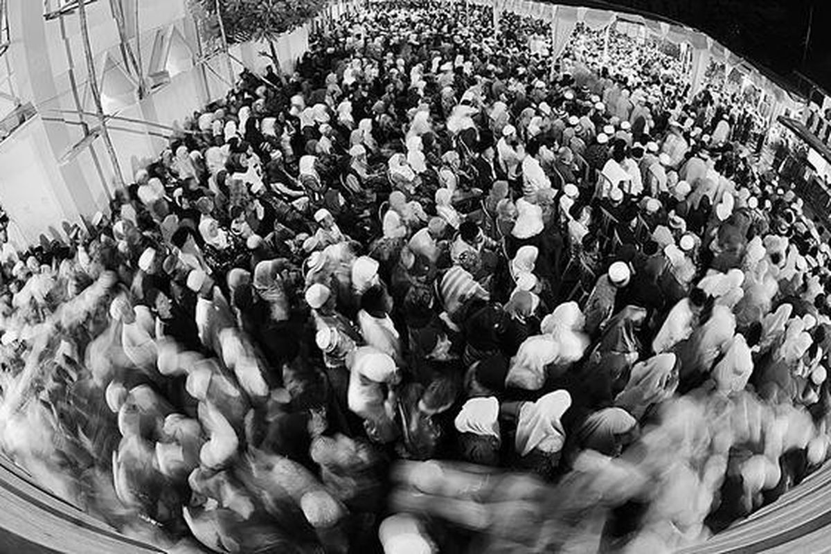 Puluhan ribu warga memadati kompleks Pondok Pesantren Tebuireng, Jombang, Jawa Timur, Selasa (5/1), untuk mengikuti tahlil dan doa bersama memperingati tujuh hari meninggalnya mantan Presiden RI KH Abdurrahman Wahid (Gus Dur). Tahlil dihadiri juga oleh beberapa kiai khos Nahdlatul Ulama, keluarga besar Gus Dur, sejumlah pejabat, dan diisi tausiyah oleh budayawan Emha Ainun Nadjib.