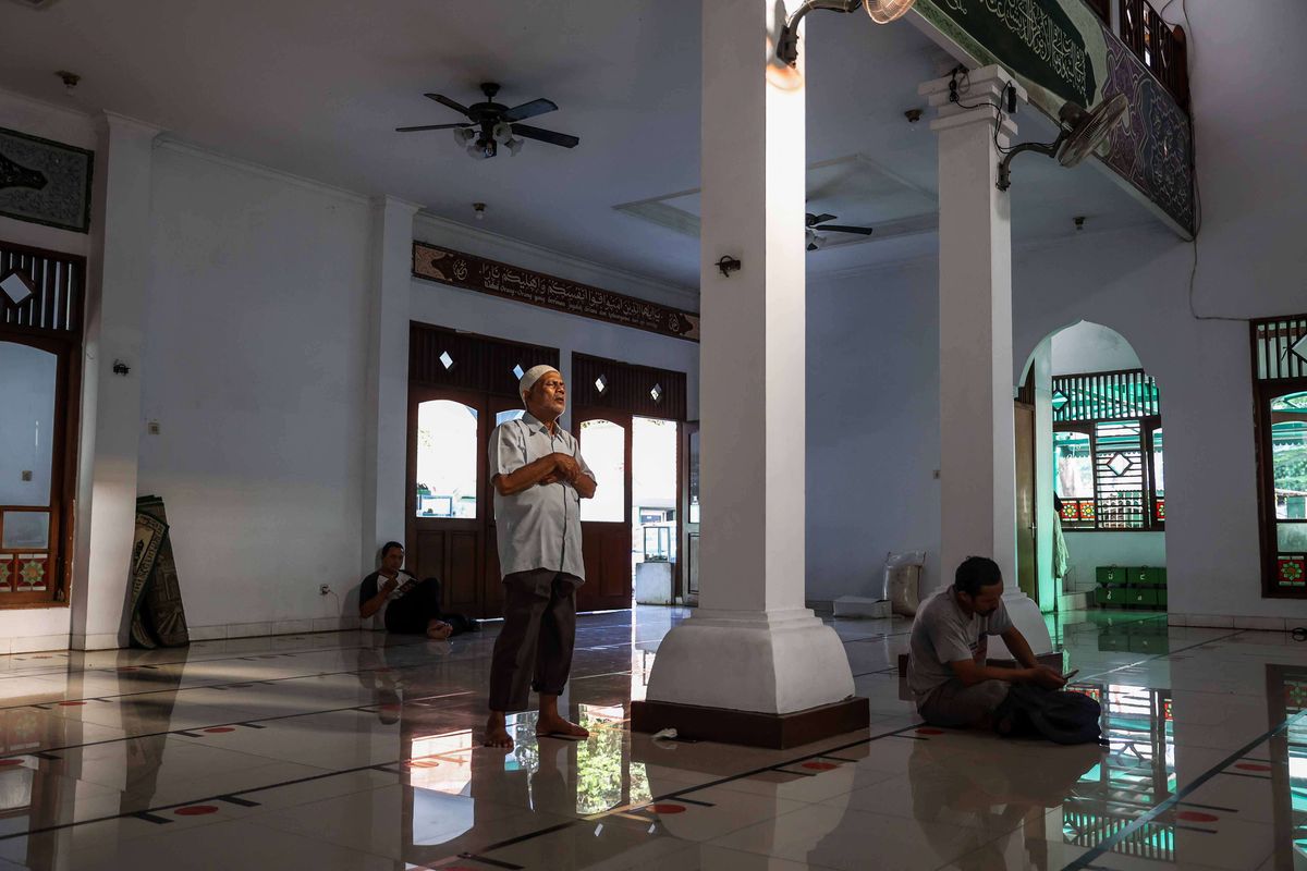 Umat Islam melaksanakan Sholat Ashar di Masjid Hidayatullah, Kelurahan Karet Semanggi, Setia Budi, Jakarta Selatan, Senin (4/4/2022). Pemerintah menetapkan 1 Ramadhan 1443 H jatuh pada Minggu (3/4/2022).