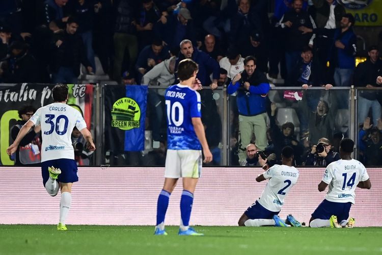 Bek Inter Milan, Denzel Dumfries, merayakan gol keempat timnya pada laga Serie A Italia antara Como dan Inter Milan di Stadion Giuseppe Sinigaglia di Como, pada bulan April.