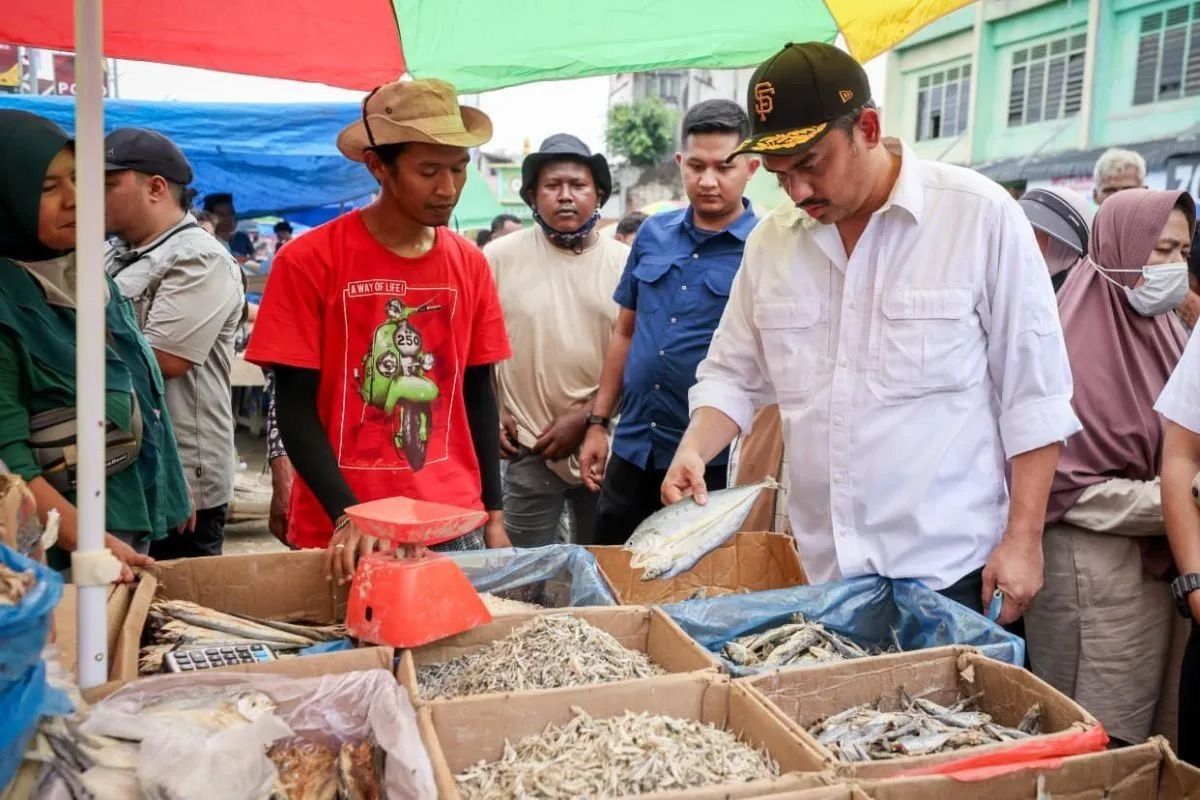  Menteri UMKM Maman Abdurrahman meninjau UMKM di wilayah terdampak bencana.
