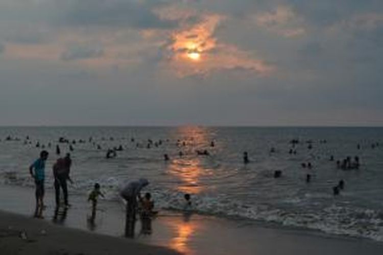 Pesona Pantai Ujong Blang Bireun, dinilai memiliki potensi wisata yang dikembangkan secara Islami oleh Pemerintah Kabupaten Bireuen. (DESI)