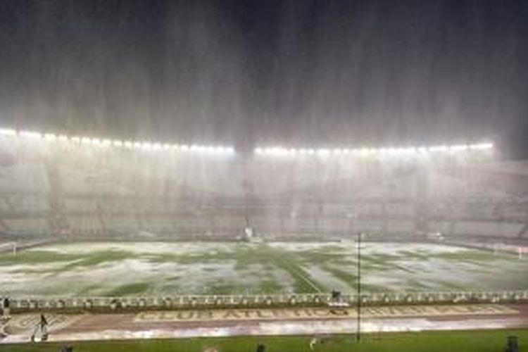 Stadion Monumental Antonio Verspucio Liberti terguyur hujan deras. Akibatnya, laga Pra-Piala Dunia 2018 antara Argentina dan Brasil mengalami penundaan.