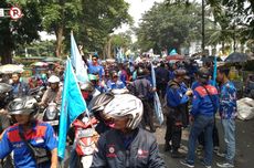 Kawal UMK 2024 di Jabar, Ribuan Buruh Unjuk Rasa di Depan Gedung Sate