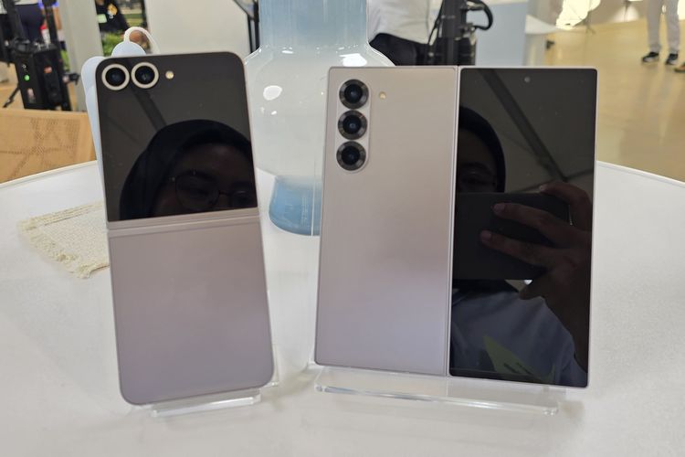 Duo ponsel lipat terbaru Samsung, Galaxy Z Flip 6 (kiri) dan Samsung Galaxy Z Fold 6 dalam keadaan dibentangkan lipatannya.