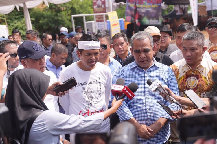 Sekjen DPP Gerindra, Ahmad Muzani (kanan) didampingi Dedi Mulyadi saat diwawancara wartawan usai pembukaan Kontes Sapi APPSI di Kemayoran, Jakarta, Sabtu (4/5/2024).