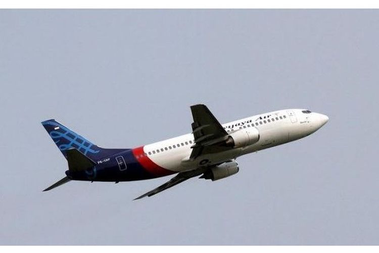  Pesawat Sriwijaya Air tinggal landas meninggalkan Bandara Soekarno-Hatta, Banten, Minggu (26/5/2013). 