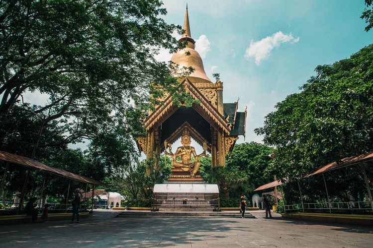 Patung Buddha Empat Wajah, salah satu tempat wisata Surabaya yang bisa dikunjungi.