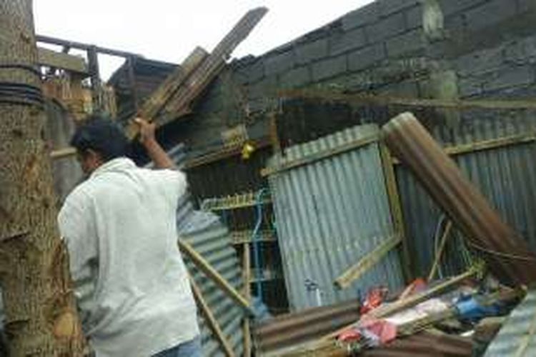Kondisi rumah Ruth Makadolang yang diterjang angin kencang di Manado, Minggu (8/1/2017)