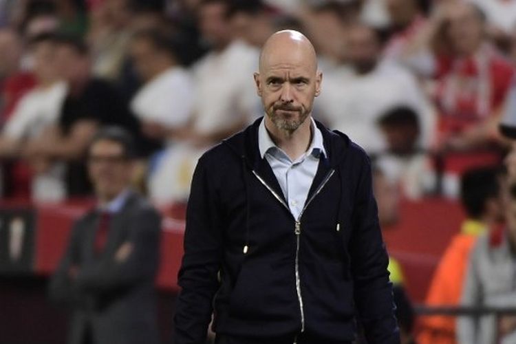 Reaksi pelatih asal Belanda, Erik ten Hag, saat mendampingi Man United melawan Sevilla dalam perempat final Liga Europaa 2022-2023 di Stadion Sanchez Pizjuan pada 20 April 2023. Terkini, para pemain Man United diklaim tidak senang dengan Erik ten Hag karena perlakuan kepada Ronaldo. (Foto oleh CRISTINA QUICLER / AFP)