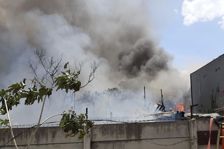 Enam rumah permanen, 13 pintu kontrakan, dan 40 lapak barang bekas atau rongsokan, hangus dalam kebakaran di Jalan Kebayoran Lama, Sukabumi Selatan, Kebon Jeruk, Jakarta Barat, Minggu (30/10/2022) siang.