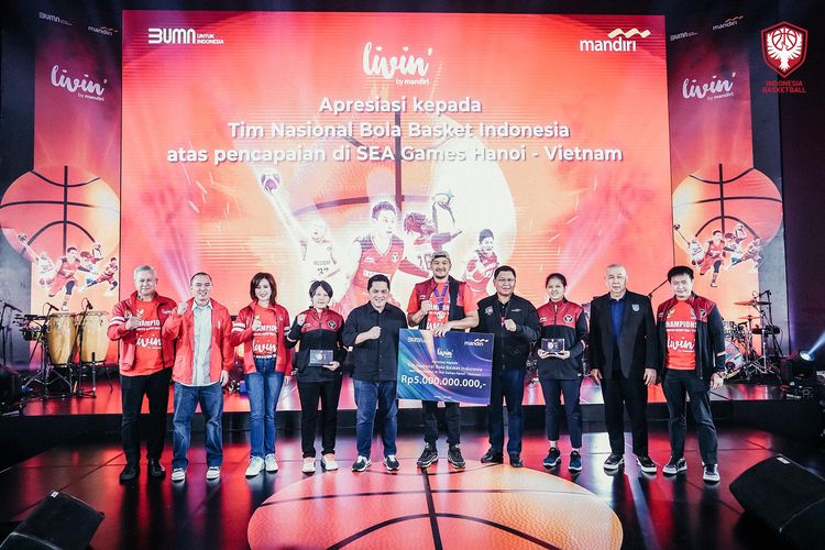 Para pemain timnas bola basket Indonesia menerima bonus senilai Rp 5 miliar dari Bank Mandiri atas pencapaian dan sejarah yang diciptakan dalam SEA Games 2021 di Vietnam. Acara pemberian bonus ini berlangsung di Plaza Mandiri Jakarta, Kamis (2/6/2022) malam WIB.