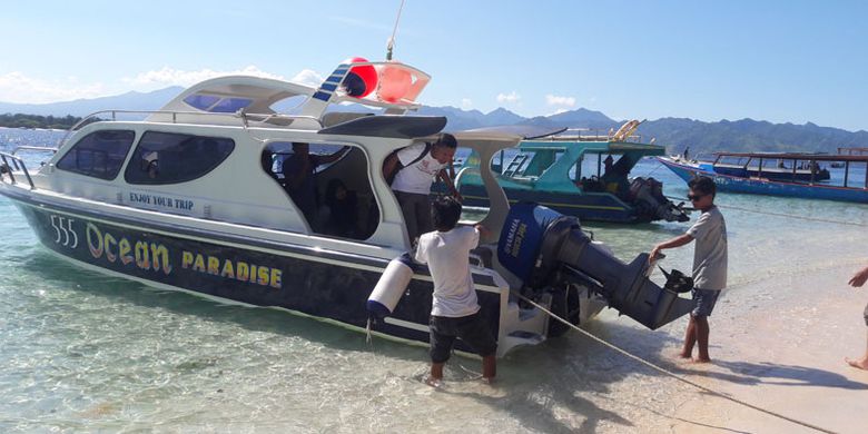 Wisatawan di Gili Trawangan, Kabupaten Lombok Utara, NTB, Kamis (21/2/2019).