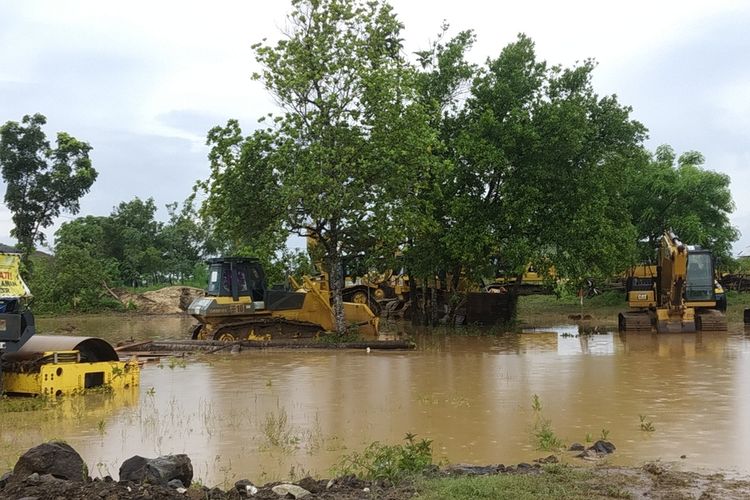 suasana pasca banjir di area pembangunan sirkuit MotoGP