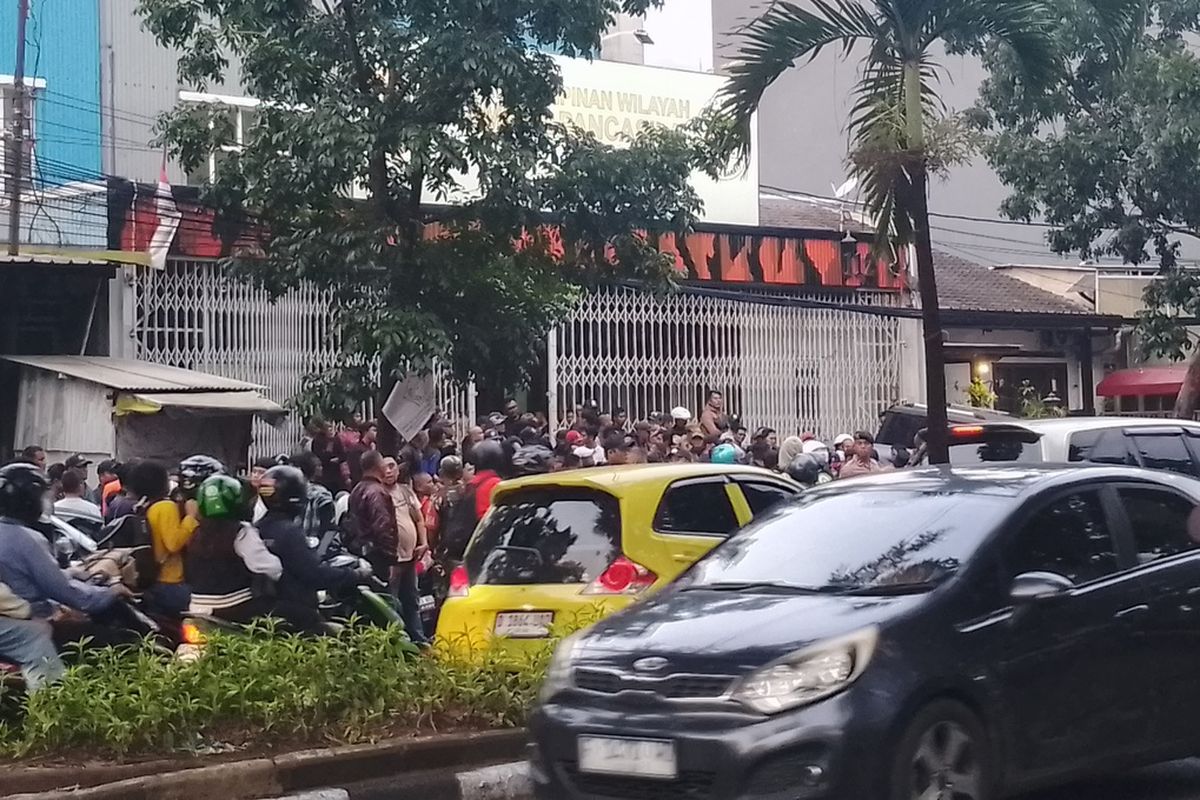 Puluhan anggota Pemuda Pancasila berkumpul di Kantor Majelis Perwakilan PP Jawa Barat di Jalan BKR, Kota Bandung usai penyerangan oleh ormas GRIB, Rabu (15/1/2025).