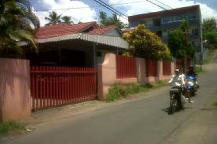 Dua rumah Olly Dondokambey di Jalan Manibang, Malalayang, Kota Manado.