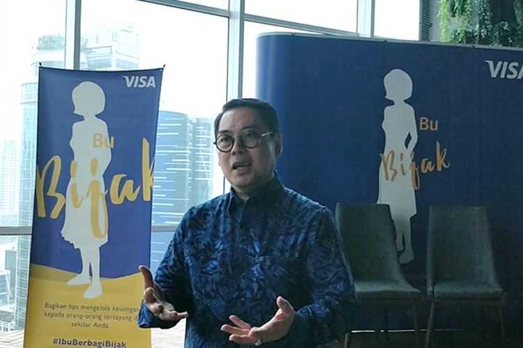 Presiden Direktur PT Visa Worldwide Indonesia, Riko Abdurrahman saat memaparkan bagaimana perempuan berperan penting mengelola keuangan dalam keluarga.
