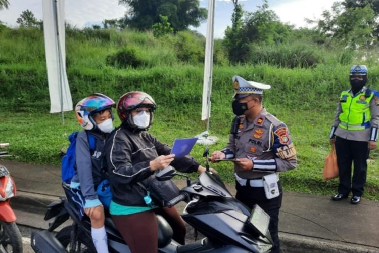Satlantas Polres Tangerang Selatan membagikan brosur keselamatan berlalulintas, helm, dan sembako kepada sejumlah pengguna jalan yang melintas di Jalan Letnan Sutopo, Serpong, Tangsel, Selasa (4/10/2022) saat operasi zebra jaya.