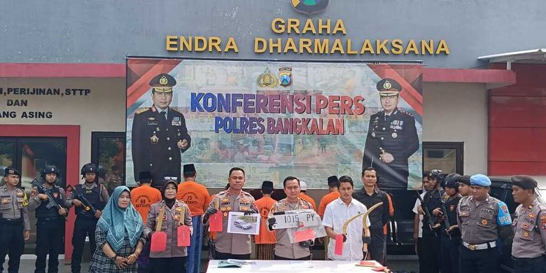 Kapolres Bangkalan AKBP Wiwit Ari Wibisono beserta jajarannya saat mempublikasikan pelaku pembacokan di Jalan Raya Halim Perdana Kusuma pekan lalu, di Mapolres Bangkalan