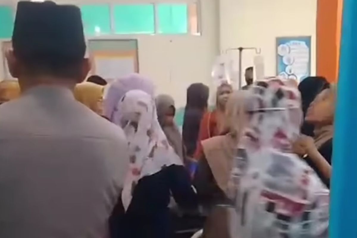 Keluarga pasien saat mendampingi puluhan balita yang masuk ke puskesmas Pamboang, Kabupaten Majene, Sulawesi Barat, usai diduga keracunan bubur, Senin (6/5/2024).