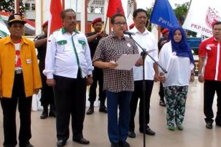 Fungsionaris PDIP,Teras Narang membacakan deklarasi tim kampanye Jokowi - JK Kalimantan Tengah