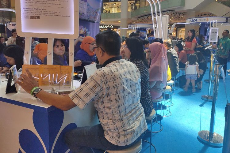 Suasana di booth agen perjalanan dalam acara Singapore Airlines BCA Travel Fair 2020, Sabtu (15/2/2020).