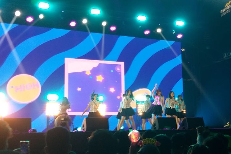 Grup idola JKT48 saat tampil di Joyland Festival 2022, di Lapangan Softball GBK Senayan, Jakarta Pusat, Sabtu (5/11/2022).