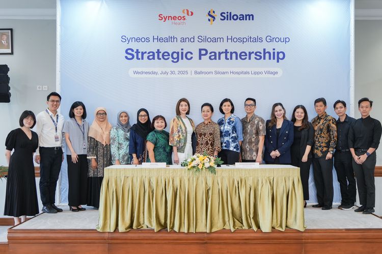 Perwakilan dari Siloam Hospitals Group (Siloam) dan perwakilan dari Syneos Health berfoto bersama usai kedua pihak menandatangani nota kesepahaman (Memorandum of Understanding/MoU) untuk melakukan riset dan studi klinis sesuai dengan standar internasional di Tangerang, Banten, pada Rabu (30/7/2025).