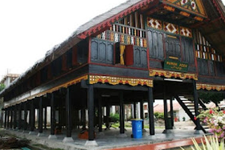 Rumah krong bade berasal dari daerah