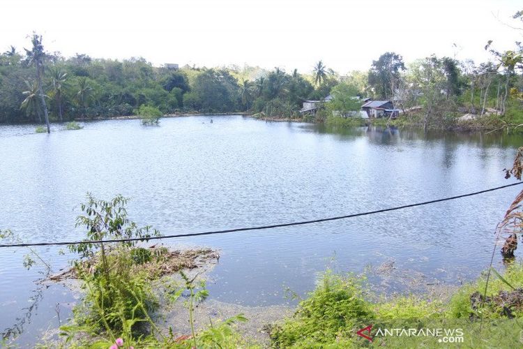 Danau baru muncul di Kelurahan Sikumana, Kota Kupang, Provinsi Nusa Tenggara Timur, usai terjadi bencana alam badai siklon tropis seroja, Minggu (18/4/2021).