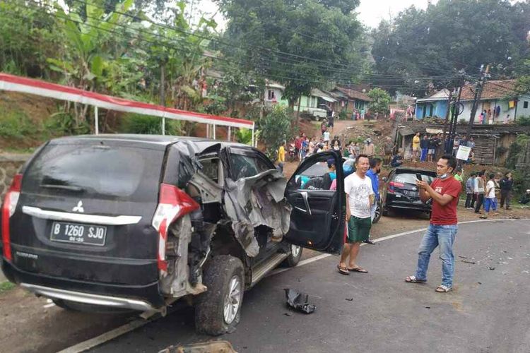 Polisi melakukan olah TKP kecelakaan maut di Jalan Raya Bandung-Cirebon, Tanjungsari, Sumedang, Jawa Barat, Minggu (7/11/2021). 