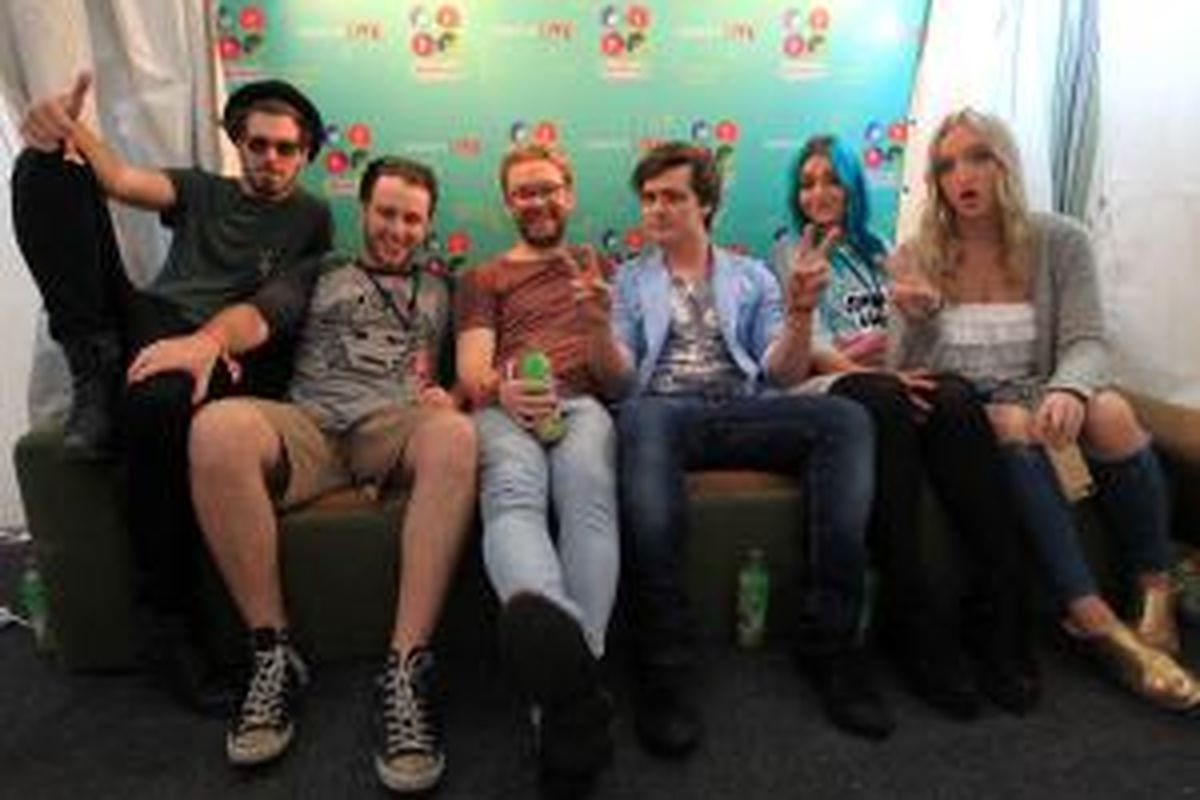 Grup band asal Australia, Sheppard berpose di sela-sela wawancara di We The Fest (WTF) 2015 di Parkir Timur Senayan, Jakarta Selatan, Minggu (9/8/2015). Sejumlah musisi antara lain Echosmith, Jessie Ware, dan Madeon tampil pada WTF 2015.