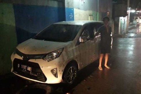 Banjir di Kota Bandung, Sopir Taksi Online Terjebak di Mobil dan Diselamatkan Warga