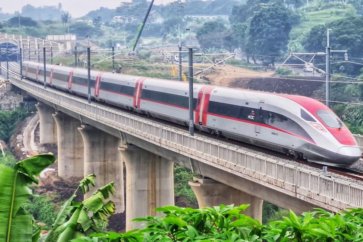 Jadwal Kereta Cepat Jakarta Bandung atau Kereta Cepat Whoosh. Jadwal Kereta Cepat Whoosh 2024. Jadwal Kereta Cepat Whoosh dari Stasiun Tegalluar ke Halim terbaru.